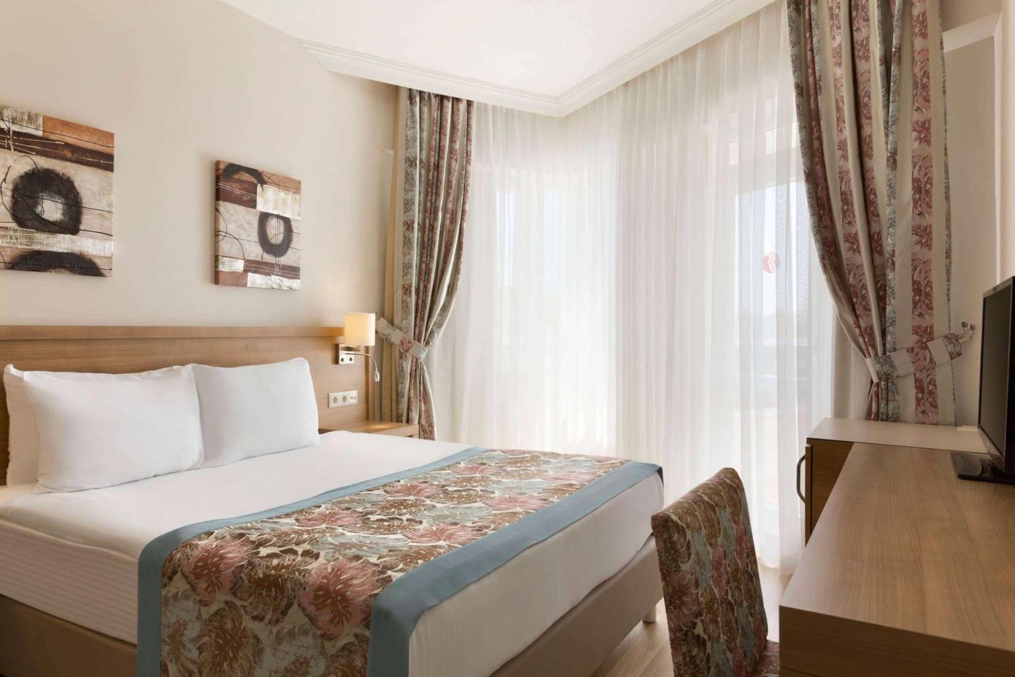 Ramada Resort By Wyndham Lara Анталия Екстериор снимка